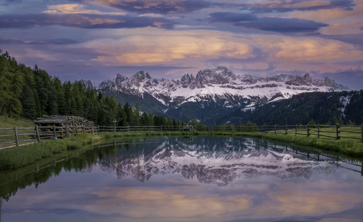 雪山林间，木头栅栏映小湖，绝美4K风景壁纸高清下载（3840x2344）