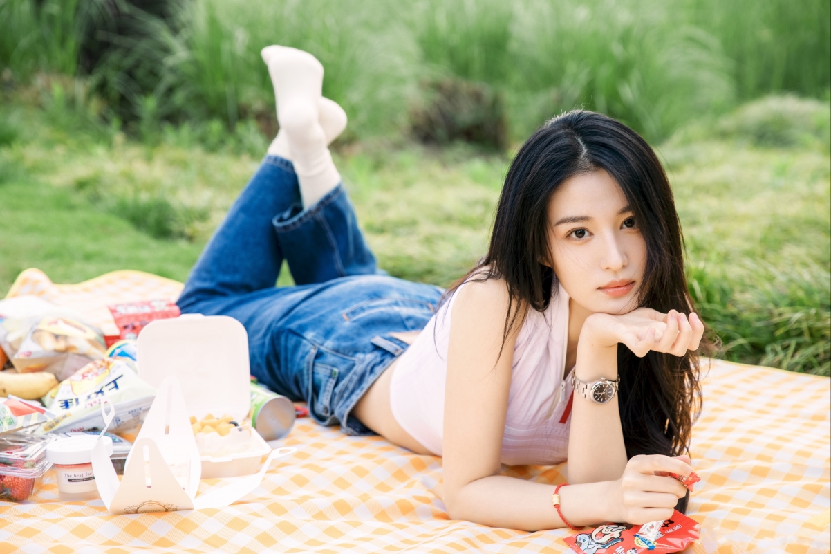 王楚然户外野餐高清壁纸，美女牛仔裤4K美图，3840x2560超清下载