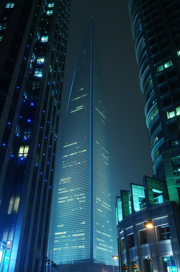 高清夜晚摩天大楼PNG透明背景图，H5设计素材免费下载