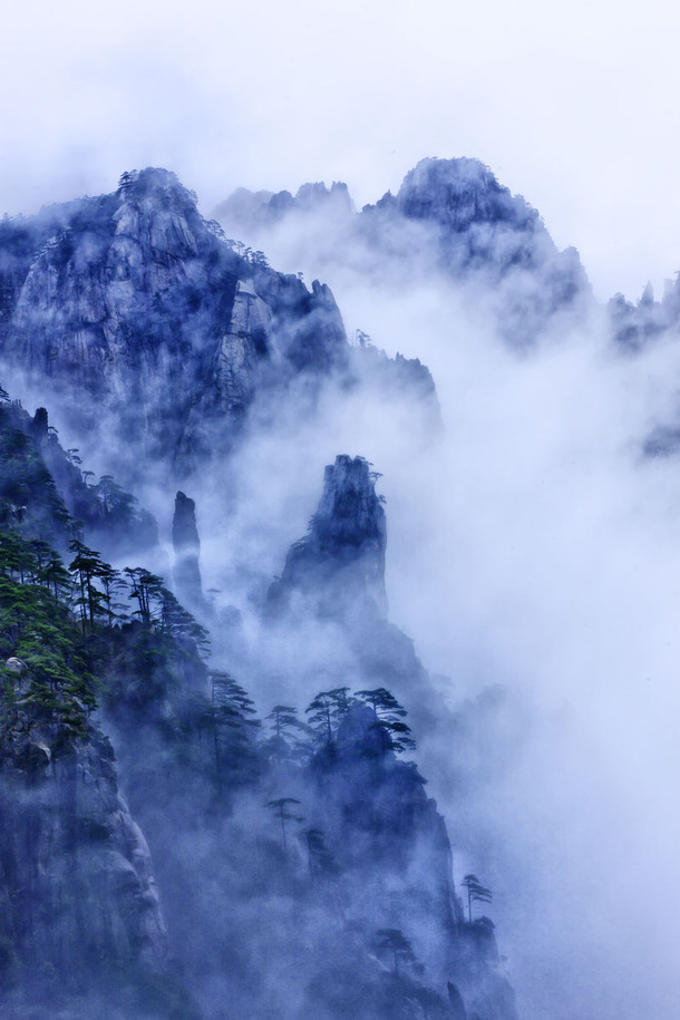青山悬崖高清PNG壁纸，透明背景设计素材，H5大屏背景图片下载
