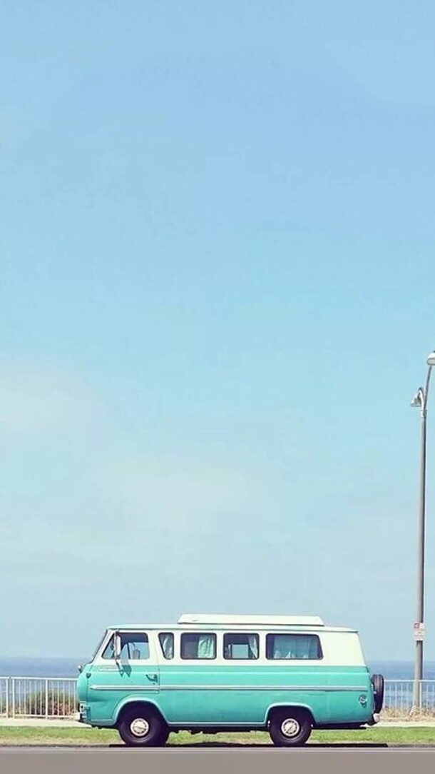 高清PNG透明背景，蓝色天空下的绿色小汽车，H5背景设计素材下载