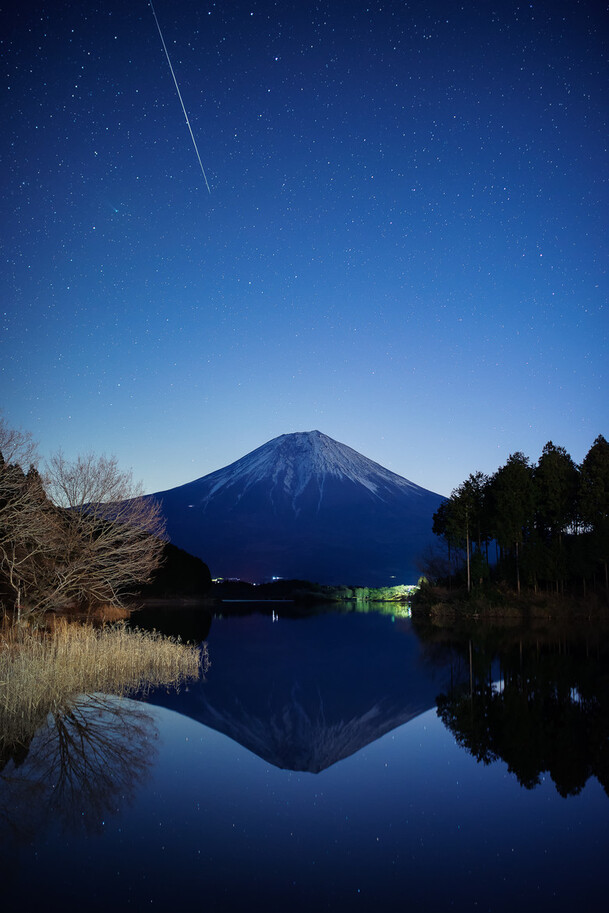 富士山夜景PNG透明图片，流星星空背景，高清H5设计素材下载