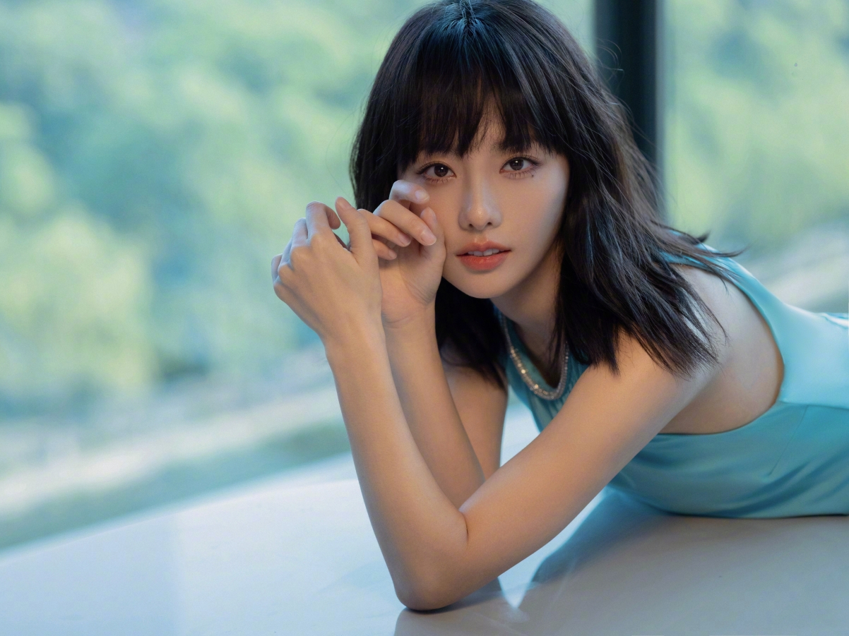 张嘉倪绝美平板壁纸，高清2732x2048大图，一键下载！