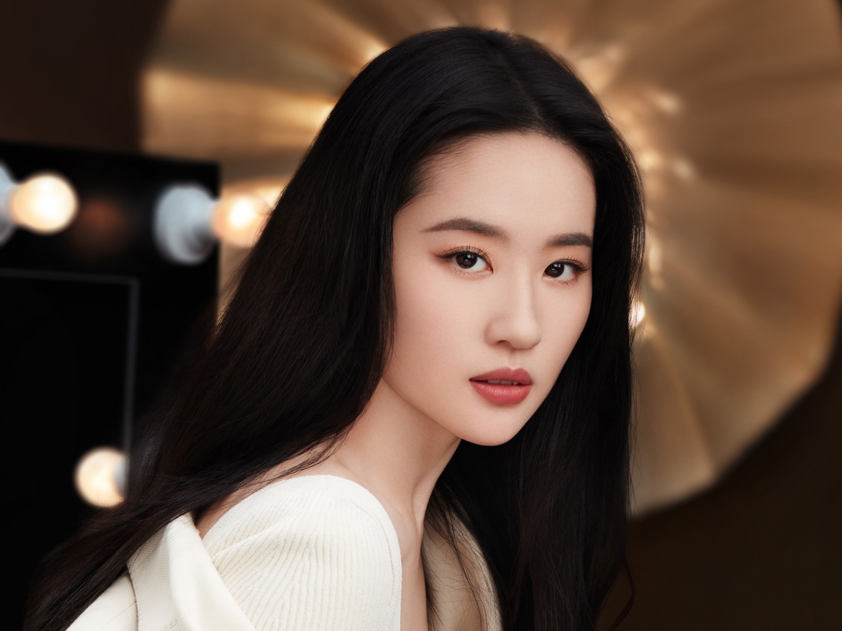 刘亦菲高清平板壁纸，白色西装气质美女，2732x2048分辨率iPad专属