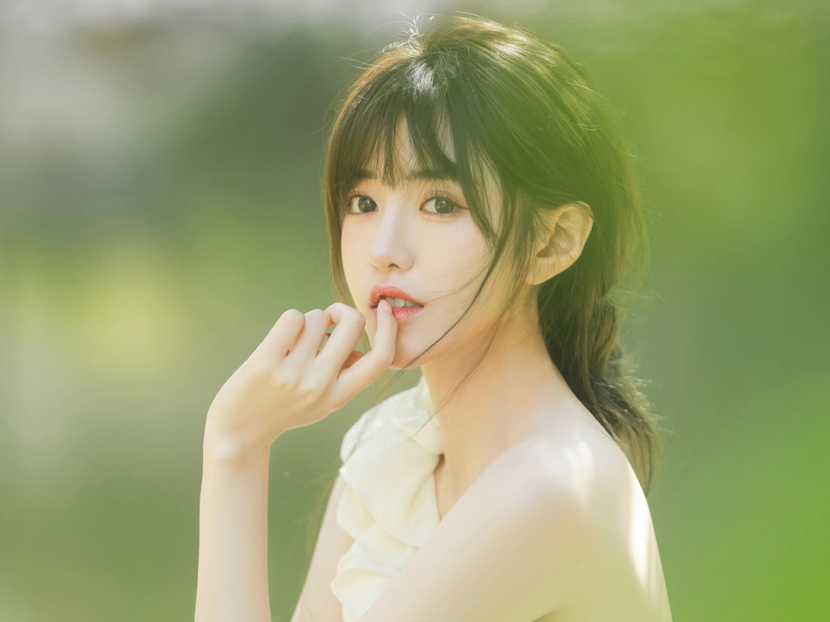 自然清新风，养眼美女iPad壁纸，高清2732x2048下载