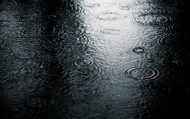梦幻抽象黑色雨滴水面PNG背景，高清透明图片设计素材下载