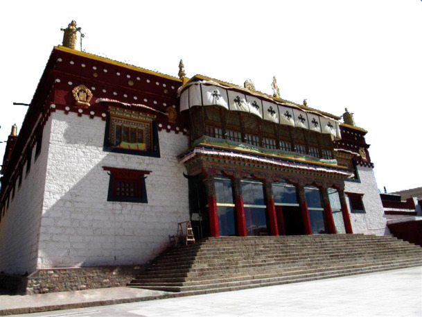 青春科尔寺佛学院正门，高清PNG透明背景图片，摄影风景素材免费下载