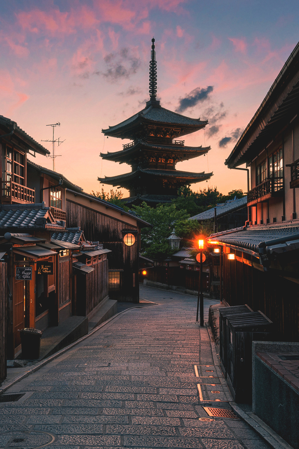 红色云彩蓝天映衬古典房屋，高清PNG透明背景图片，摄影风景素材免费下载