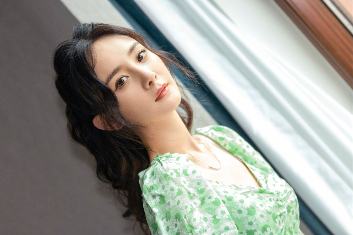 杨幂绿色裙装绝美瞬间，高清4K壁纸免费下载（3840x2560）