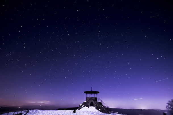 紫色夜空创意背景，高清PNG透明图片，场景背景设计素材下载