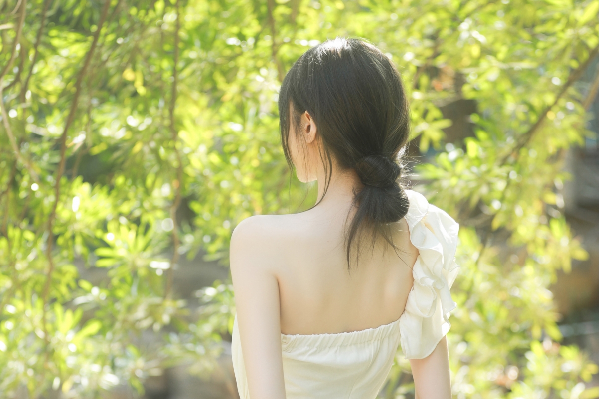 森林之美，唯美树枝树叶映衬下的美女背部，高清4K壁纸2520x1680