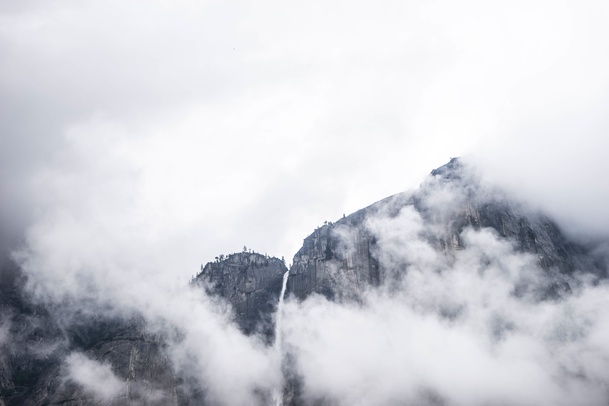 云雾缭绕山峰美景PNG透明背景图，摄影素材免费下载