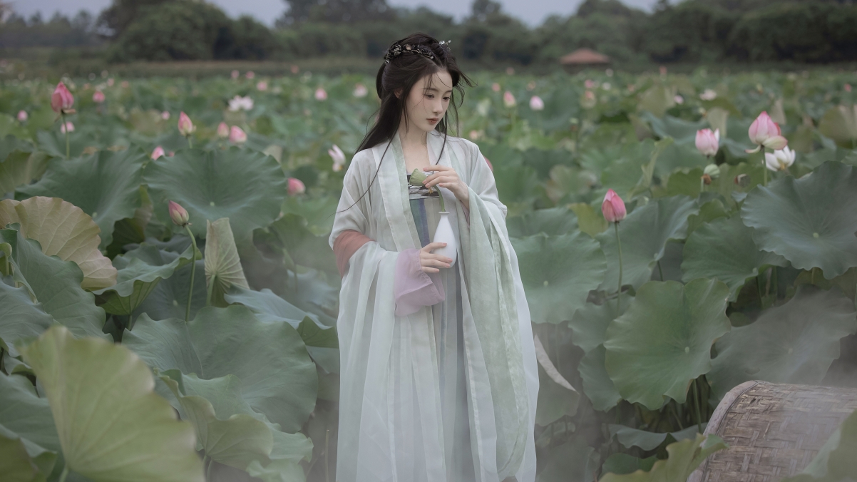 古风仙气美女赏，荷花塘美景4K壁纸，超清3840x2160，一键下载