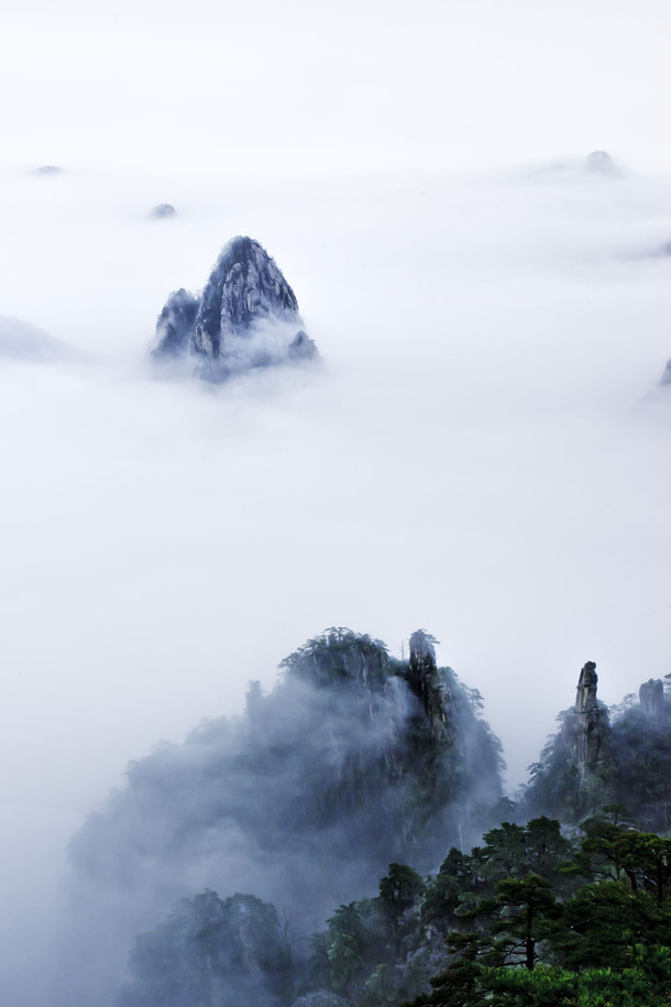 怪石嶙峋云绕山涧，高清PNG透明背景，创意H5设计素材下载