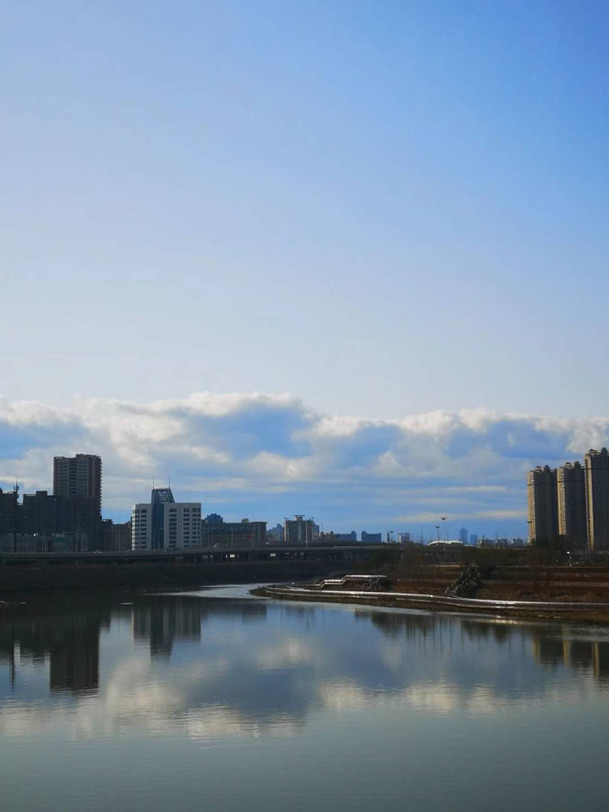 城市晨光远景PNG透明背景，高清设计素材，免费下载