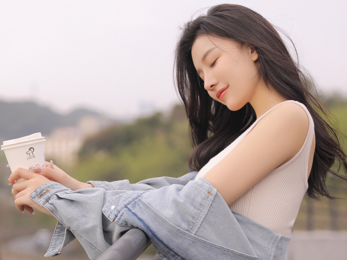 美女闭眼倚护栏，高清平板电脑壁纸，2732x2048超清下载