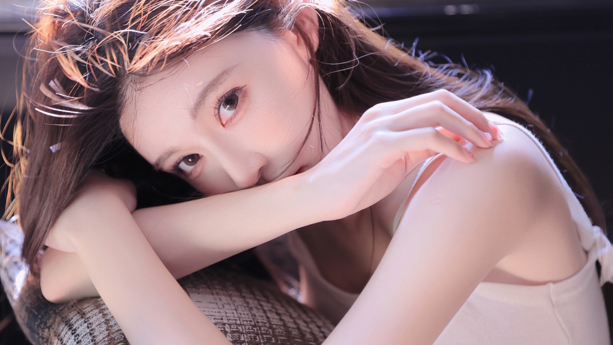 居家清纯美女4K高清壁纸，长发飘逸，3840x2160超清美图下载
