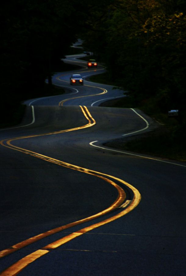 弯曲交错道路汽车PNG透明背景，H5设计素材高清下载