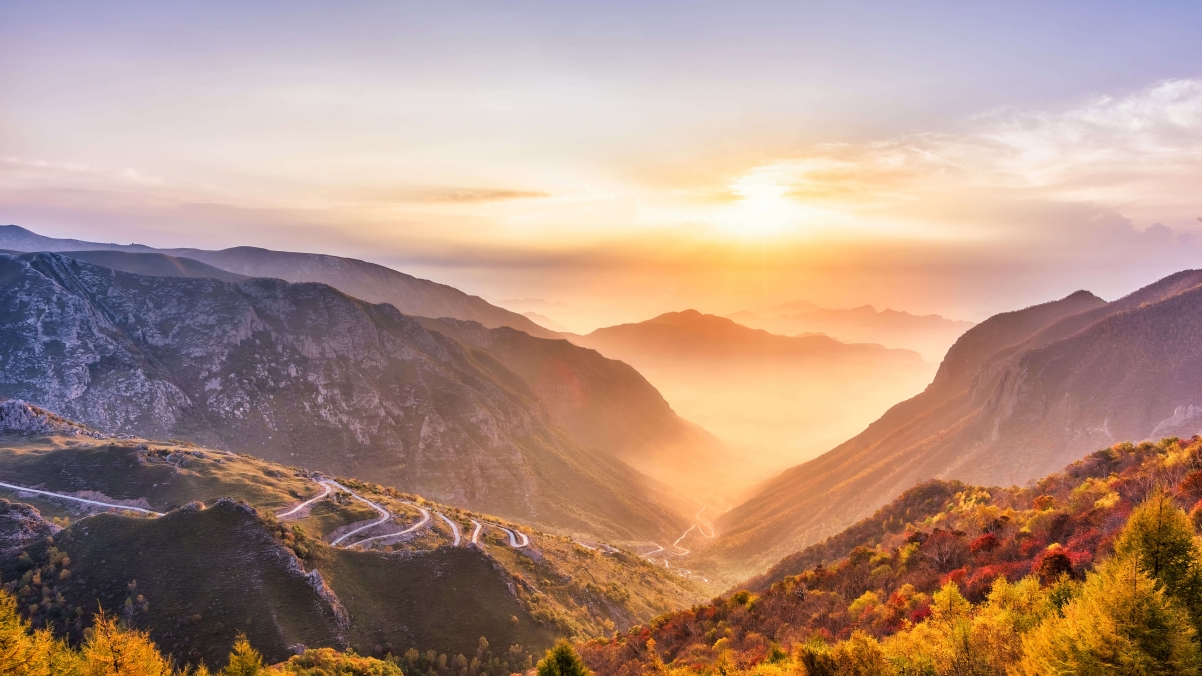 秋日山巅日出盛景，绝美4K高清壁纸，电脑屏保首选，3840x2160分辨率下载