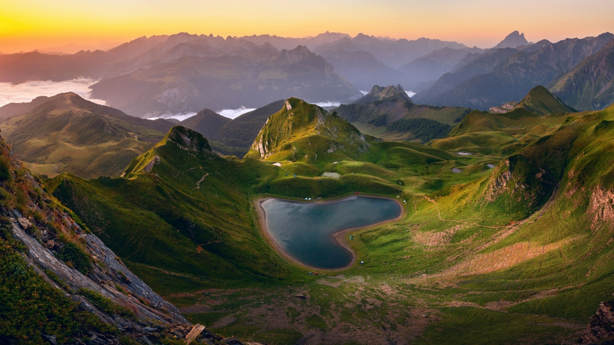 蒙塔尼翁湖美景壁纸，心形小湖高清4K，3840x2160超清电脑桌面背景
