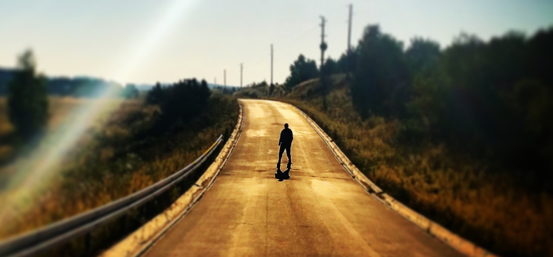 夕阳映马路，孤影成画，高清JPG背景图片素材，独特设计风，一键下载