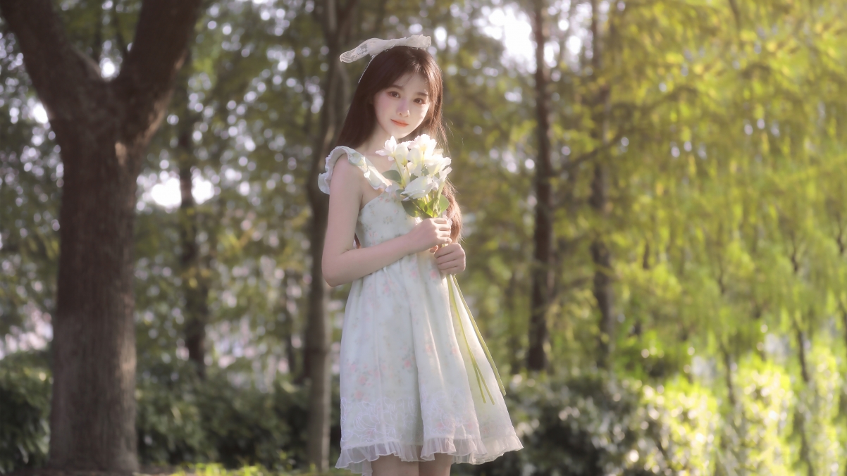 清纯美女4K摄影壁纸，树林鲜花中的裙子倩影，高清3840x2160电脑桌面背景