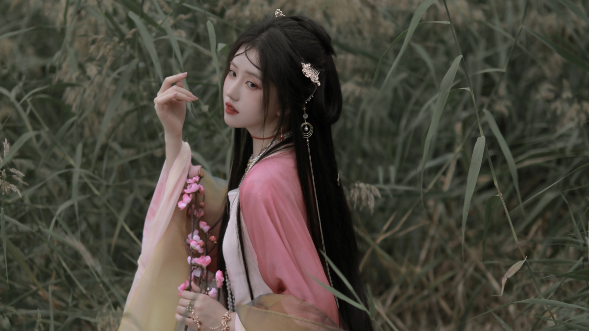 粉色古装美女长发壁纸，古风4K高清图片，3840x2160电脑桌面背景下载