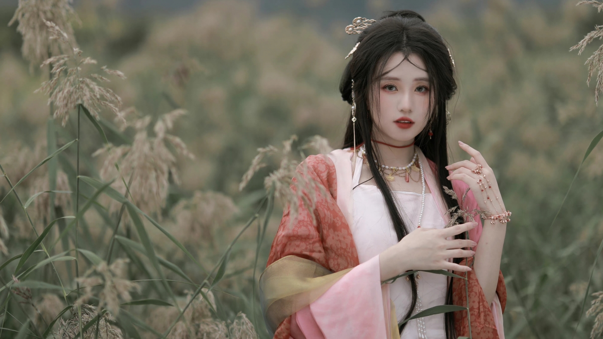 户外古装美女唯美壁纸，高清4K图片，3840x2160分辨率，免费下载欣赏