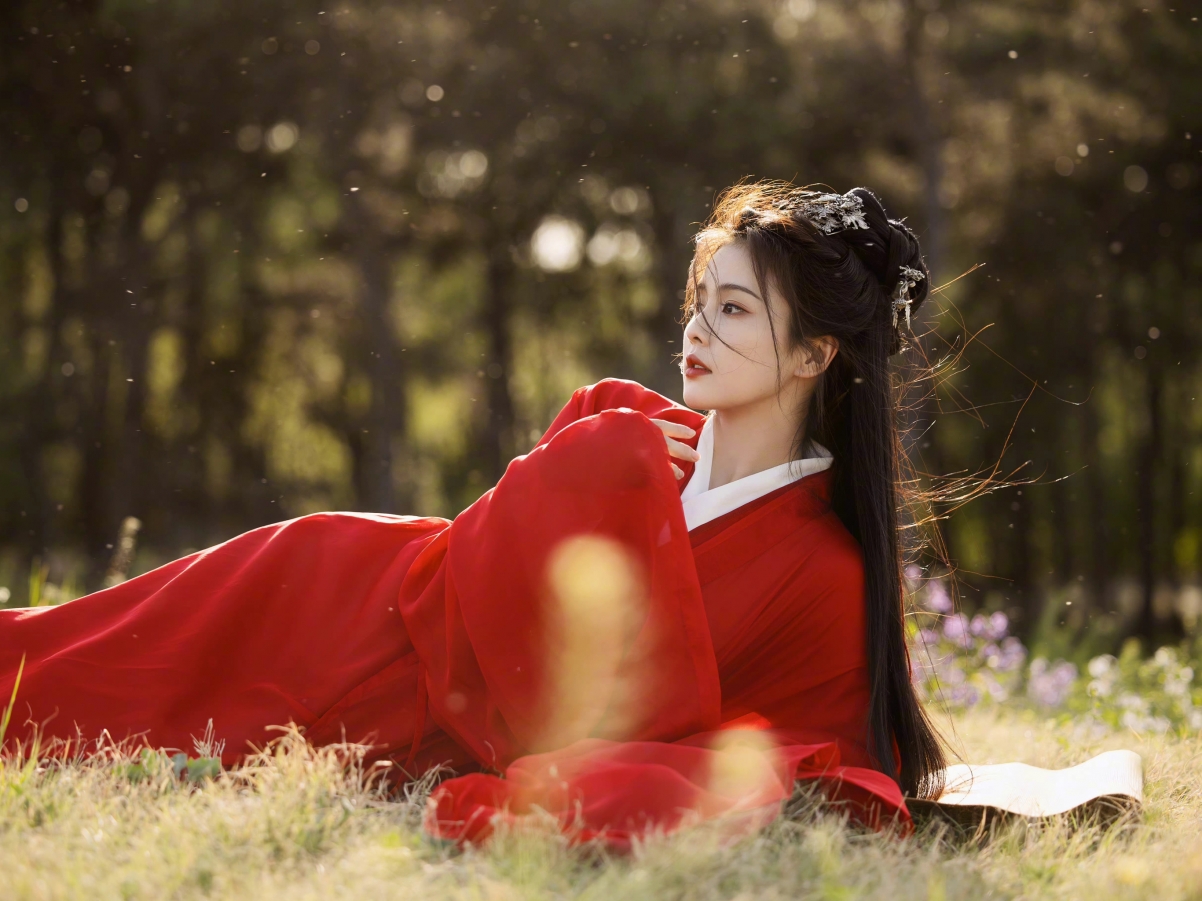 美女白鹿古风红装，2732x2048超清平板壁纸，一键下载