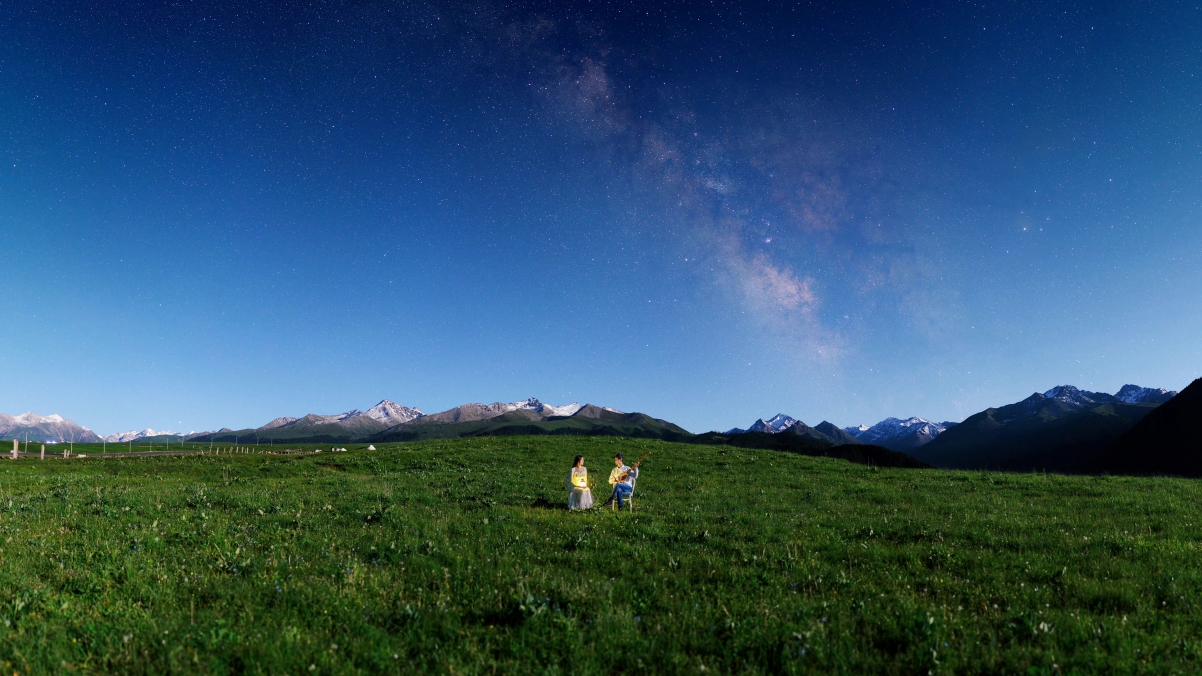 浪漫星空情侣壁纸，4K高清风景，山峦草地美不胜收，3840x2160下载