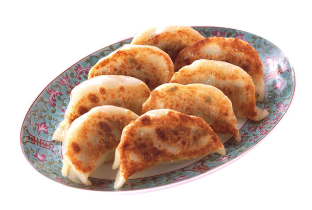 肉馅煎饺锅贴PNG透明图，盘子装饰元素，高清生活图片素材下载