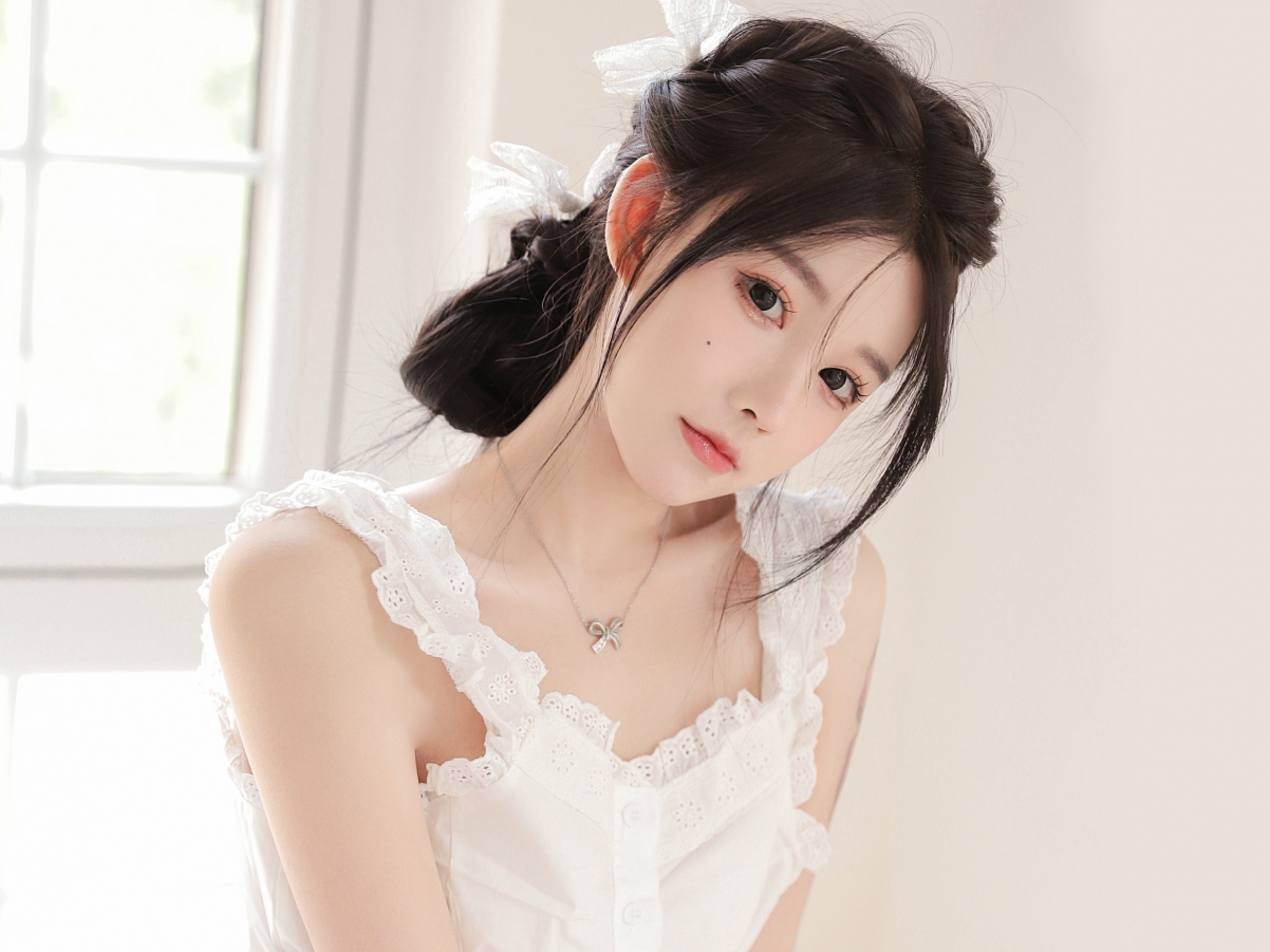清纯美女平板壁纸，高清2732x2048下载，居家清新风格