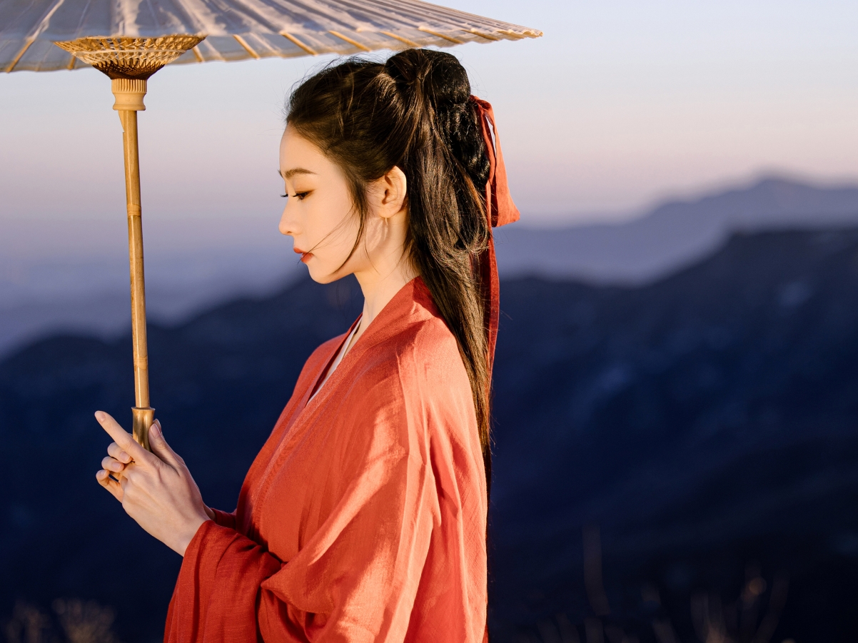 古风美女高清壁纸，唯美古装撑伞图，适配平板电脑，2732x2048超高清下载