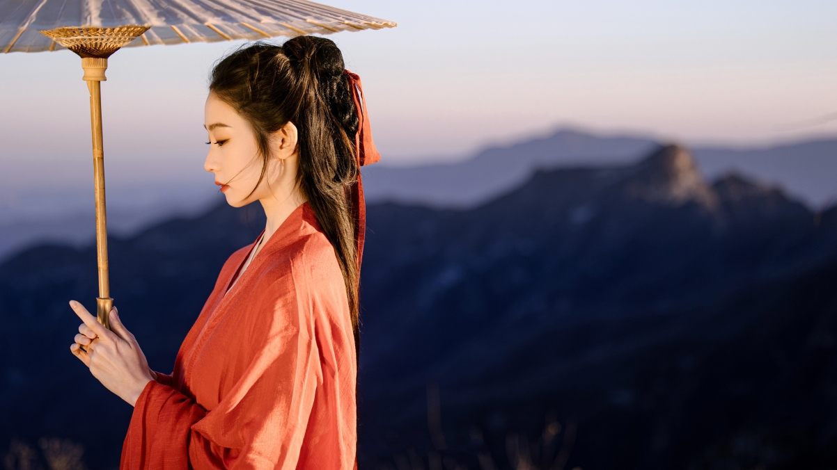 4K高清壁纸，唯美古风美女侧脸，古装撑伞依山，绝美电脑背景图
