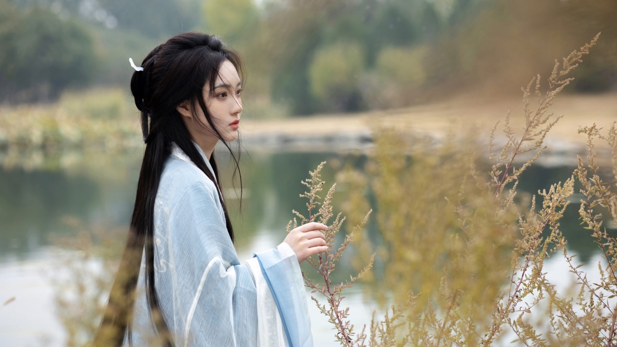 唯美古风古装美女河边摄影，高清4K电脑壁纸，3840x2160分辨率下载