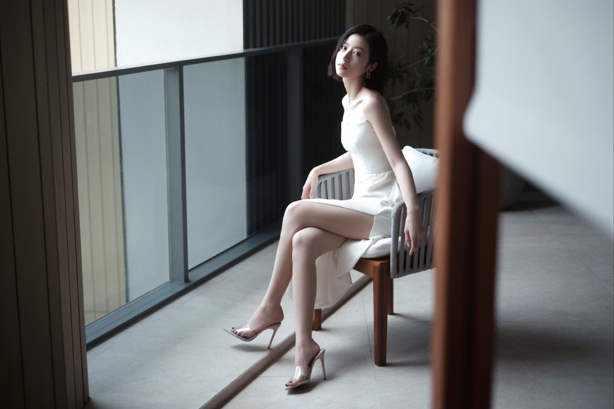 周雨彤室内椅子坐姿，白色礼服美腿吸睛，高清4K壁纸免费下载