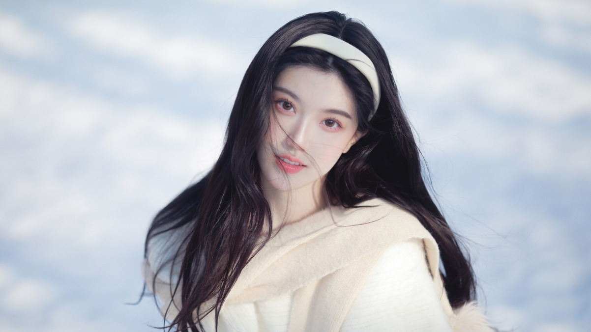 4K超高清壁纸，冬日清纯长发美女，白毛衣围巾装扮，3840x2160下载