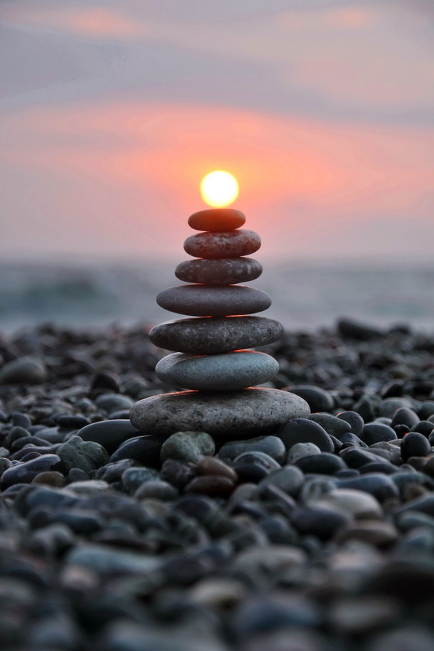 八个石块支撑璀璨太阳，高清PNG透明背景H5设计素材，免费下载