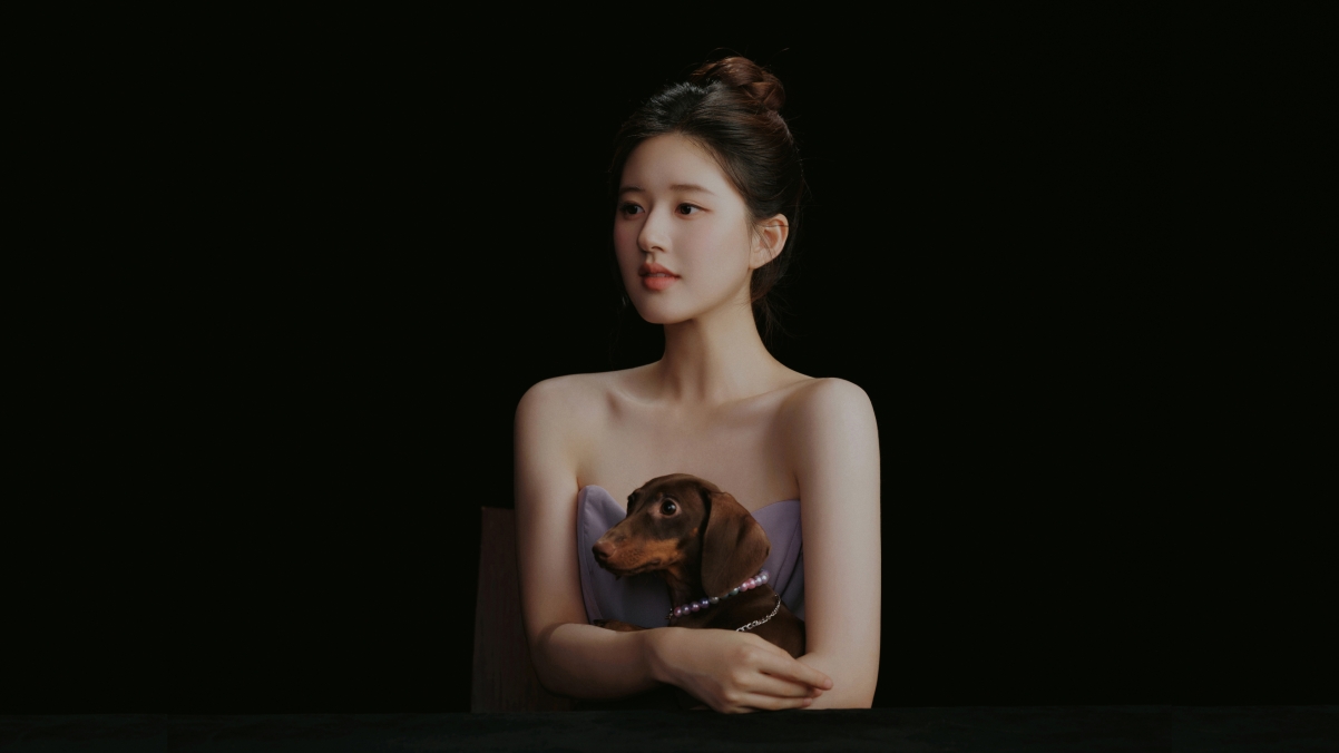 赵露思4K超清壁纸，抹胸裙小狗图案，黑色背景美女写真