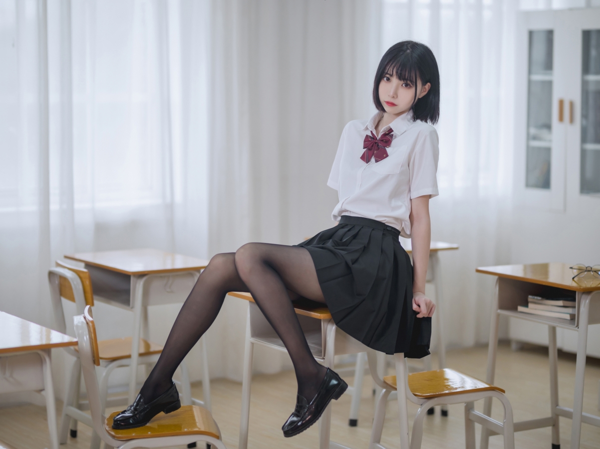 JK制服美女教室风光，高清平板壁纸2732x2048，精美图片一键下载