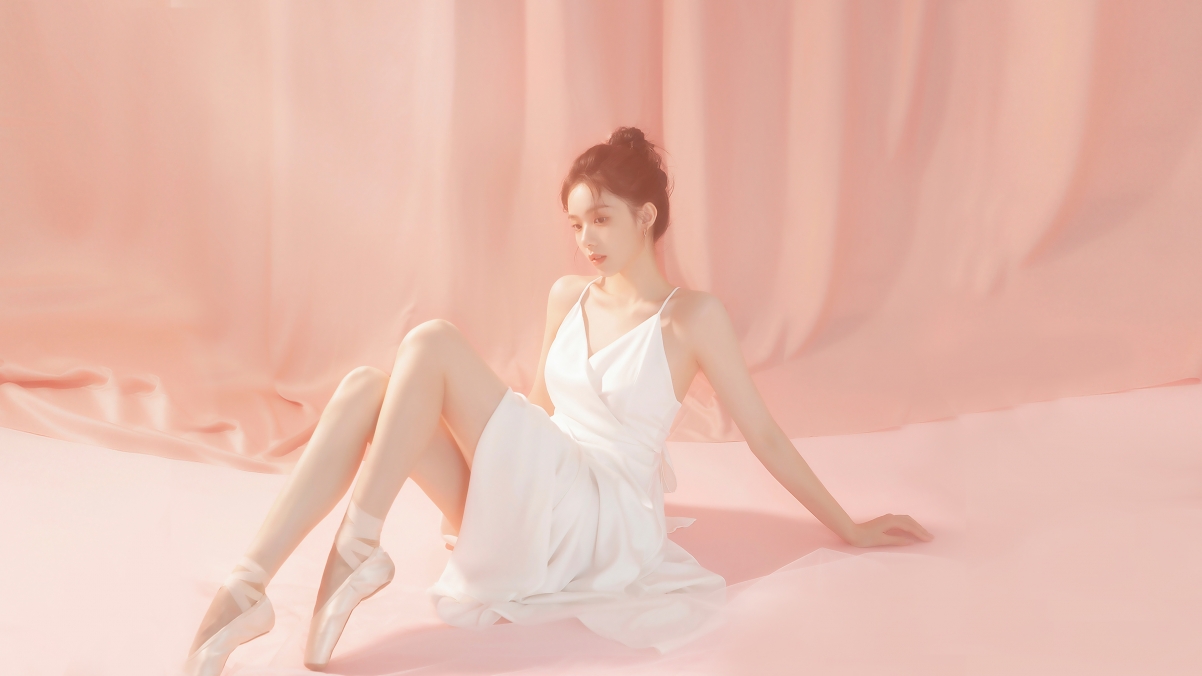 唯美芭蕾舞女，白色裙摆舞动，4K高清壁纸下载，惊艳你的视界