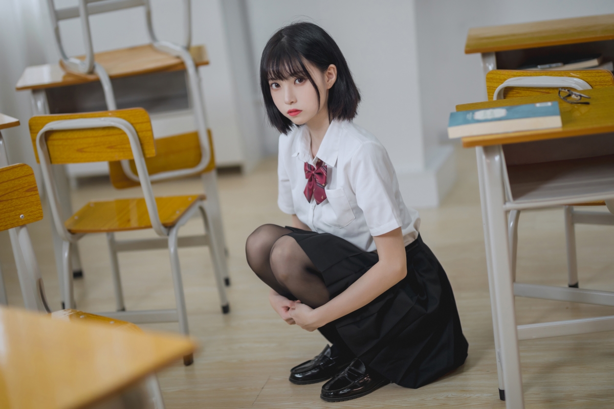 Cosplay美女，黑丝校服女学生，教室风情，4K超高清壁纸下载