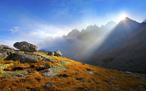 阳光照耀山峰美景，高清PNG透明背景摄影素材，免费下载