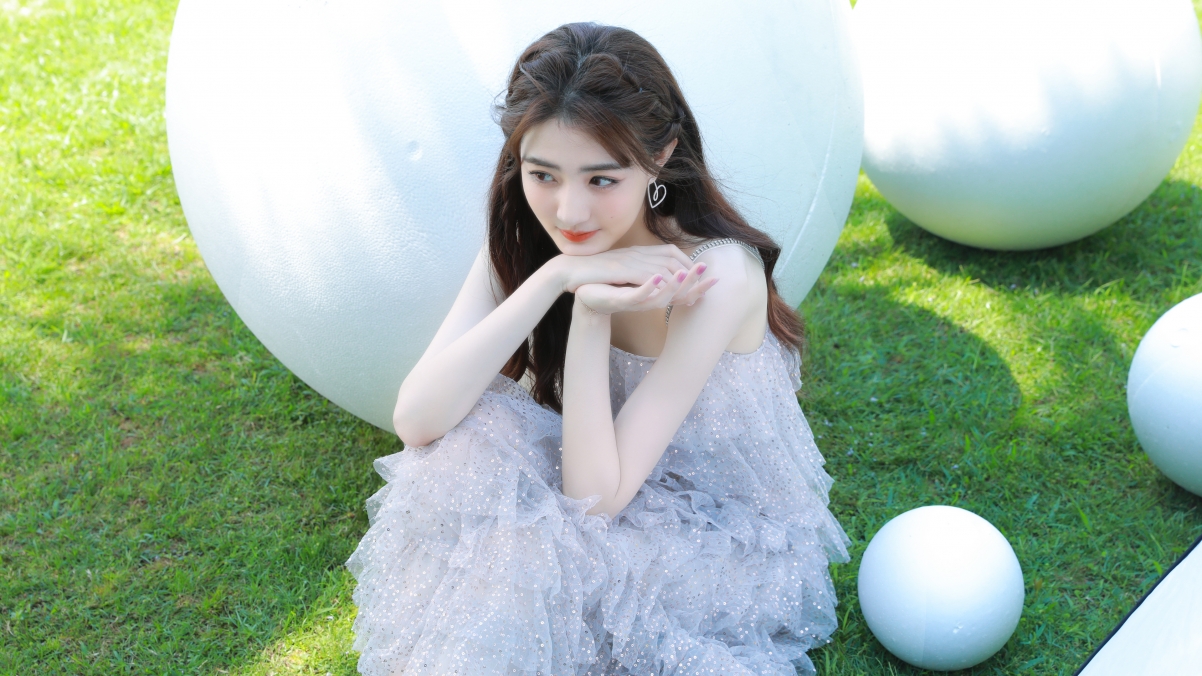 徐璐户外清新大片，绿色草地上的4K美女壁纸，高清3840x2160下载
