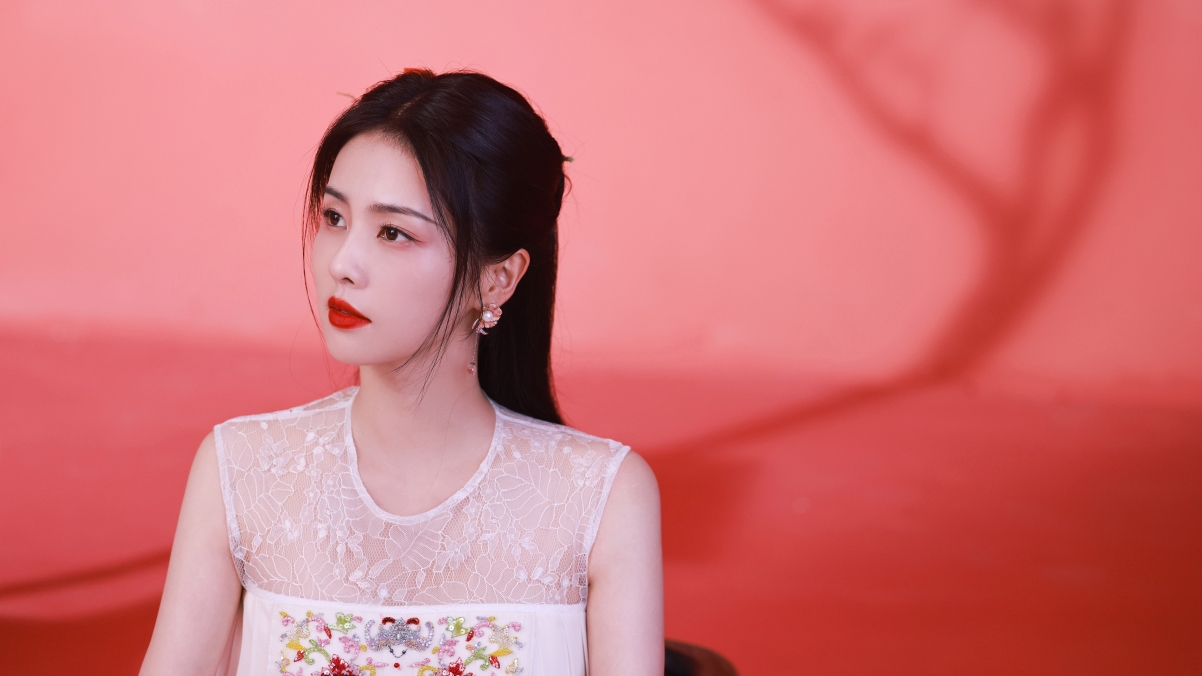 白鹿侧颜唯美4K壁纸，红色背景高清美女图片，3840x2160分辨率下载