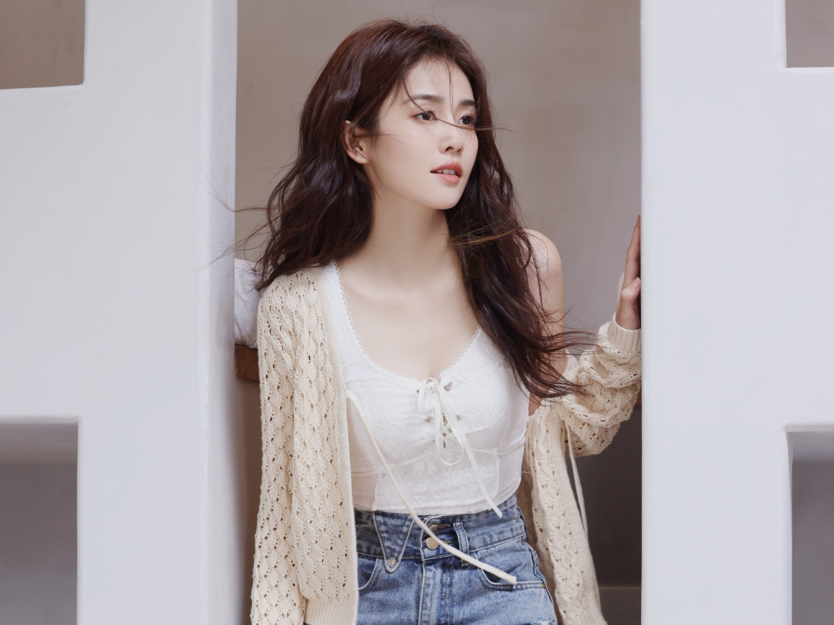 小清新美女白鹿主题高清平板壁纸 2732x2048 精美下载