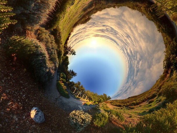 梦幻深渊，绿草环绕，高清PNG透明背景，摄影风景图片素材下载