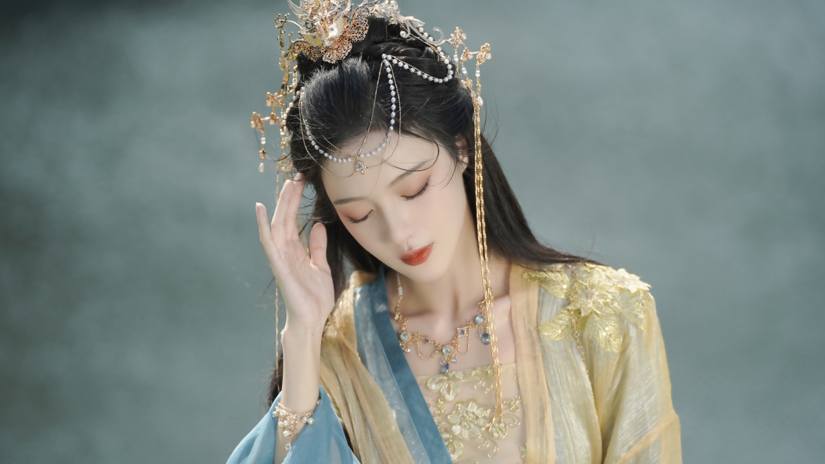 古装美女闭眼风华，头饰饰品点缀，超高清4K壁纸3840x2160，一键下载尽享古风之美