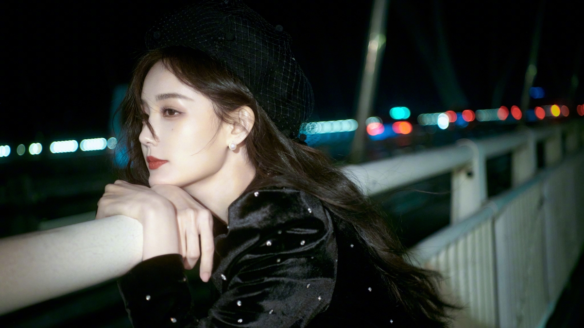 李一桐侧脸美女护栏夜景 4K超清壁纸，3840x2160高清桌面图片下载