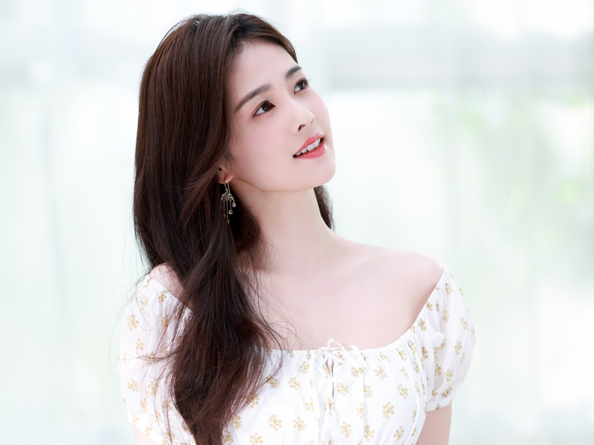 白鹿小清新白色裙装美女高清平板壁纸，2732x2048分辨率，精美图片下载